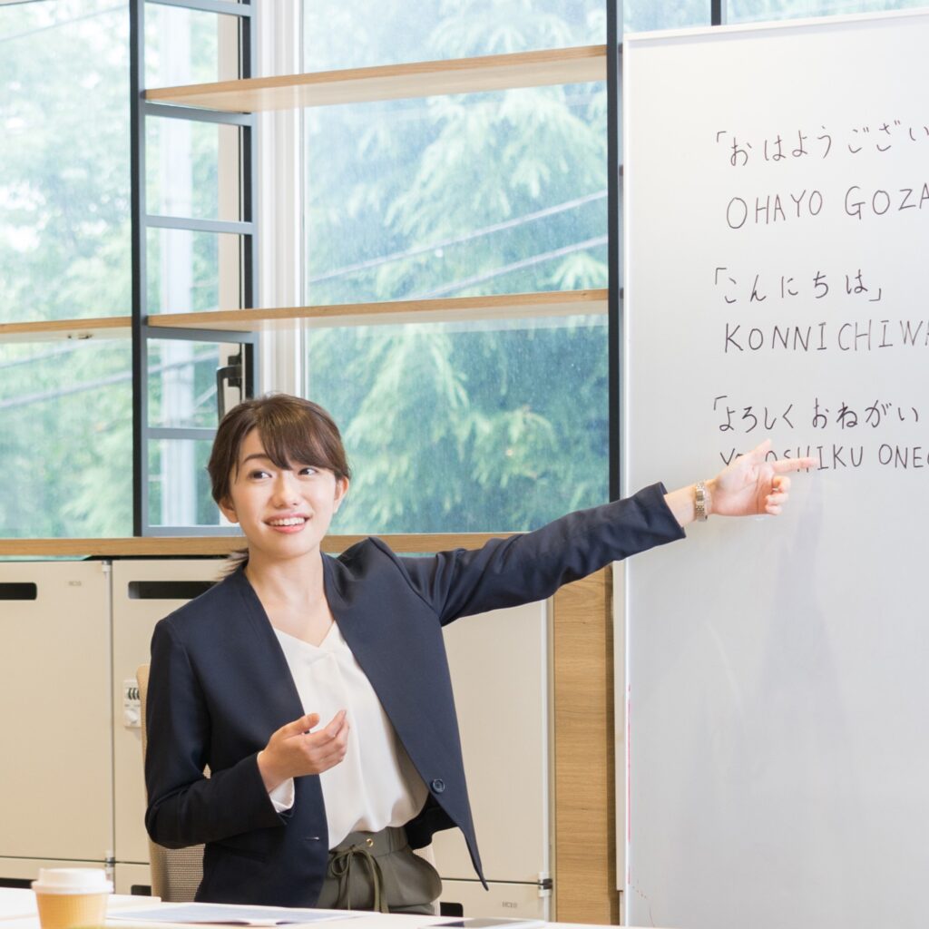 授業中の女性画像